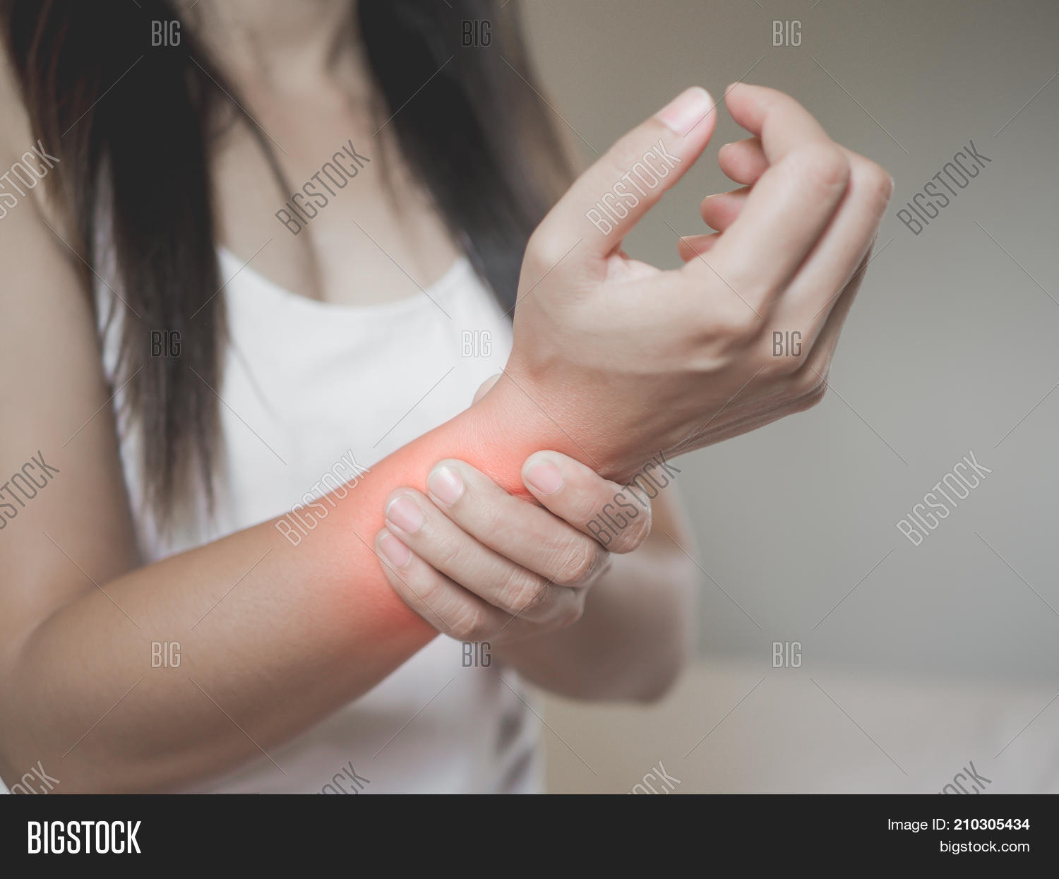 Красивые женские пальцы на ногах. Не чувствовал не рук не ног. Не чувствовал не рук не ног. Ступни женщин в руке. Красивые пятки.