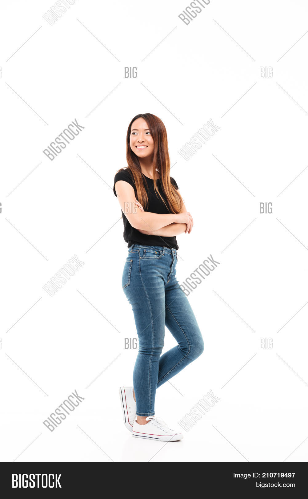 женщина стоя над ним. скрещенные руки над головой. скрещенные ноги стоя. девушка в полный рост указывает. женщина стоя над ним.