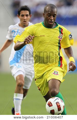HARRISON, NJ - 13. června: Guatemala fotbalový obránce Jonathan Lopez (24) a Grenada hráč Leon Johnson 