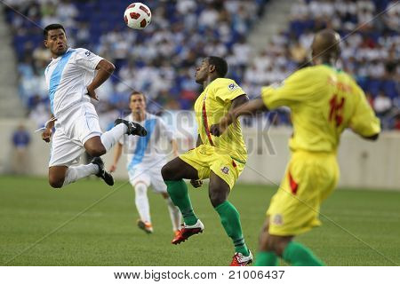 HARRISON, NJ - 13. června: Grenada fotbalistů (žlutá) a Guatemala hráči (bílá) bitva o