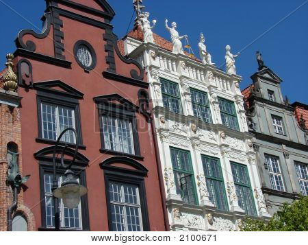 A casa dourada (no meio)
