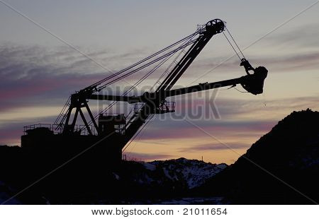 Tunge digger i åben grav