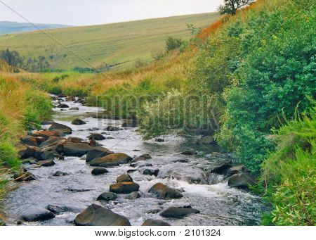 River und Hügel