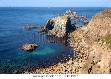 Le scogliere di Lands End e faro di Longships.
