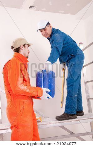 Byggnadsarbetare i arbetet