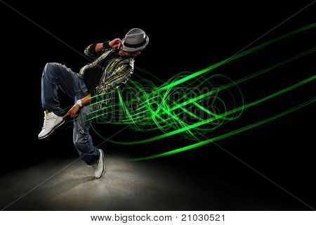 African American hip hip danser med bølger af lys maleri over mørk baggrund
