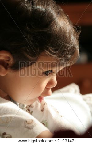 Baby Boy giocando sul pavimento