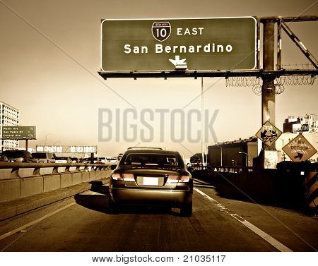 Voiture fusion autoroute emballés à Los Angeles par une chaude journée à des heures de pointe.