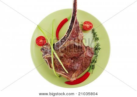 santoreggia: arrosto di manzo di ricambio rib su verde piatto con posate Timo pepe e pomodoro isolato sopra whi