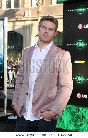 LOS ANGELES - 15 JUN: Trevor Donovan aankomen op de Green Lantern Premiere op Grauman's Chinese Th