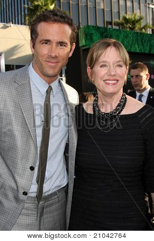 Los Angeles jun 15: Ryan Reynolds, Mutter Tammy Reynolds bei der green Lantern-Premiere bei Ankunft