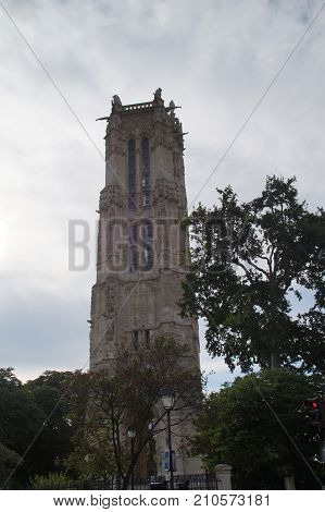 The tower Saint Jacques is an isolated tower, built between 1509 and 1523, raised (drawn up) in the middle of the first Parisian public garden, which bears its name, in 4 District of Paris. While resuming certain elements of the style contemporary Louis X