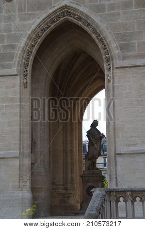The tower Saint Jacques is an isolated tower, built between 1509 and 1523, raised (drawn up) in the middle of the first Parisian public garden, which bears its name, in 4 District of Paris. While resuming certain elements of the style contemporary Louis X