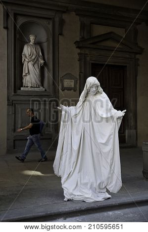 Florence, Tuscany - April 09, 2011, Statue Of Cosimo Pater Patriae  With A Street Artist