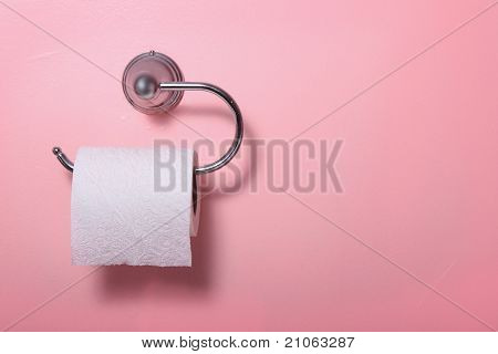 분홍색 벽에 화장지