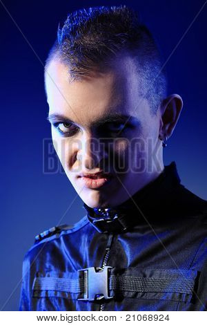Photo d'un homme sombre skinhead.