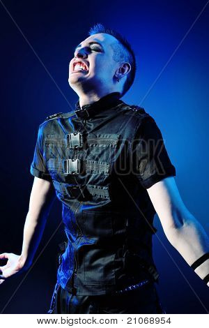 Photo d'un homme de skinheads criant.