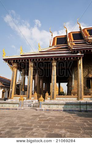 มีชื่อเสียงวัดพระศรีรัตนเจดีย์ปกคลุมไป ด้วยทองเปลวในภายในพระบรมมหาราชวัง