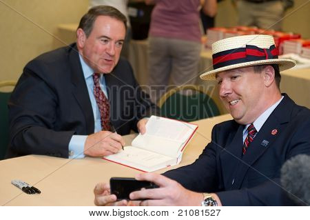 New Orleans, la 16. Juni: der frühere Gouverneur Mike Huckabee bei einer Signierstunde auf die republikanischen Führer