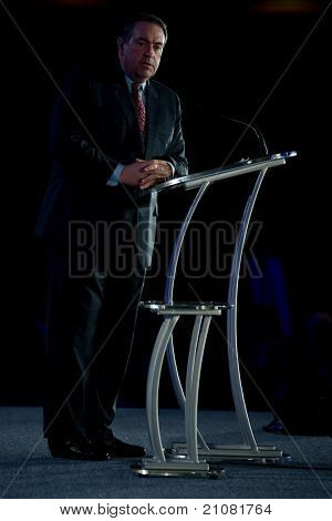 NEW ORLEANS, LA - 16 giugno: L'ex governatore Mike Huckabee affronta la Confere Leadership repubblicana