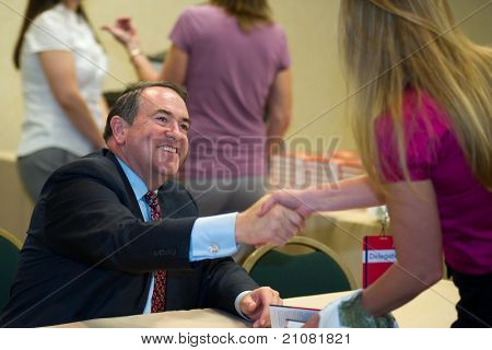 NEW ORLEANS, LA - Juni: Der ehemalige Gouverneur Mike Huckabee bei einer Signierstunde auf der republikanischen Führer