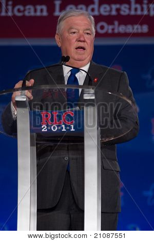 นิวออร์ลีนส์ LA - 17 มิถุนายน: ผู้ว่าราชการมิสซิสซิปปี Haley Barbour อยู่ บริษัทนำพล