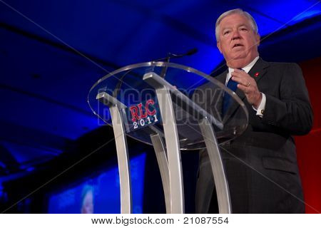 นิวออร์ลีนส์ LA - 17 มิถุนายน: ผู้ว่าราชการมิสซิสซิปปี Haley Barbour อยู่ บริษัทนำพล