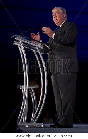 นิวออร์ลีนส์ LA - 17 มิถุนายน: ผู้ว่าราชการมิสซิสซิปปี Haley Barbour อยู่ บริษัทนำพล