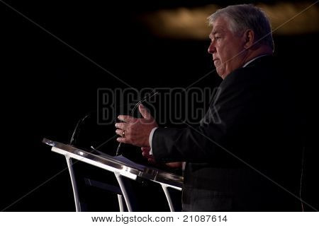 NEW ORLEANS, LA - 17 giugno: Il governatore del Mississippi Haley Barbour affronta il Co Leadership repubblicana