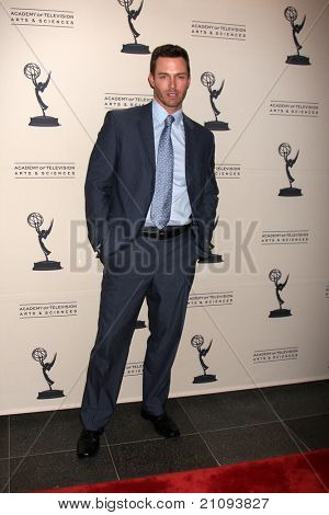 LOS ANGELES - JUN 16: Eric Martsolf dorazí na Akademie televizních umění a věd denní 