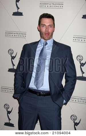 LOS ANGELES - JUN 16: Eric Martsolf dorazí na Akademie televizních umění a věd denní 