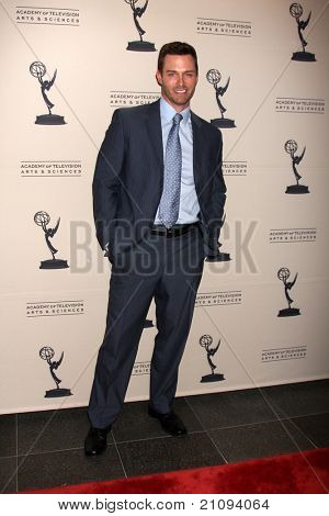 LOS ANGELES - JUN 16: Eric Martsolf dorazí na Akademie televizních umění a věd denní 