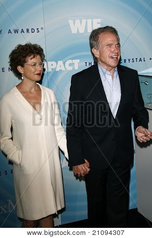 LOS ANGELES - kesä 16: Annette Bening, Warren Beattyn saapuu vuoden 2011 naisten elokuva Crystal + Lu