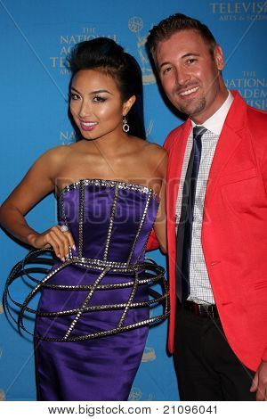 LOS ANGELES - 17 de JUN: Jeannie Mai, marido llega a la 38ª anual día creativo Artes & Entert