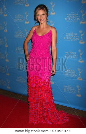 LOS ANGELES - JUN 17: Natalie Morales anländer till den 38: e årliga dagtid Creative Arts & ru