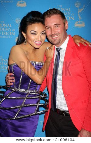 LOS ANGELES - 17 de JUN: Jeannie Mai, marido llega a la 38ª anual día creativo Artes & Entert