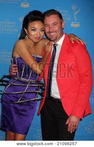 LOS ANGELES - 17 de JUN: Jeannie Mai, marido llega a la 38ª anual día creativo Artes & Entert