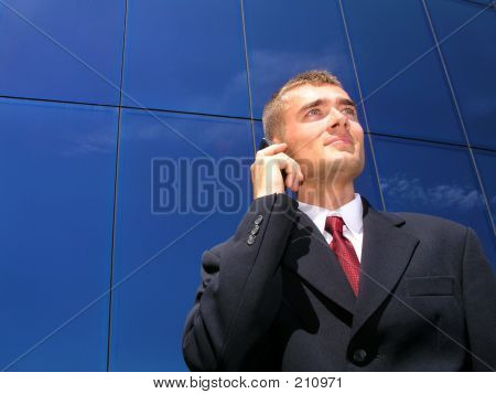 นักธุรกิจที่ใช้โทรศัพท์มือถือ