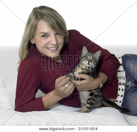Lachende Blond meisje en Kitten
