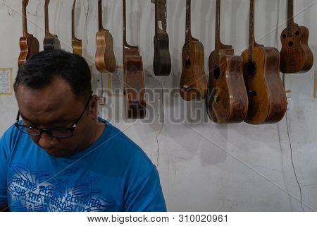 Gianyar,bali/indonesia-may 30 2019: The Guitar Craftsman Are Working On Finishing Room At Classical