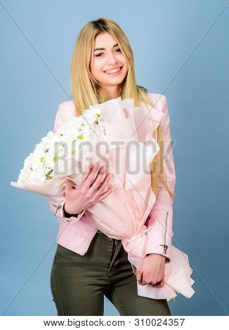Flowers Delivery Service. Chamomile Symbol Of Innocence And Tenderness. Birthday Mothers Day 8 March