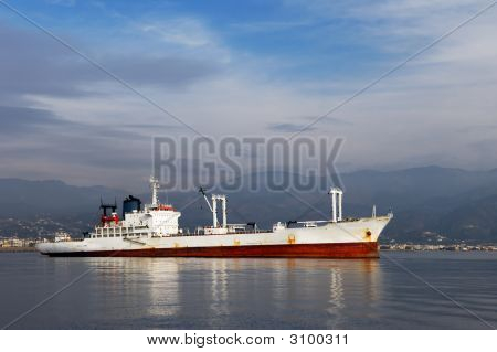 Nave commerciale bianco