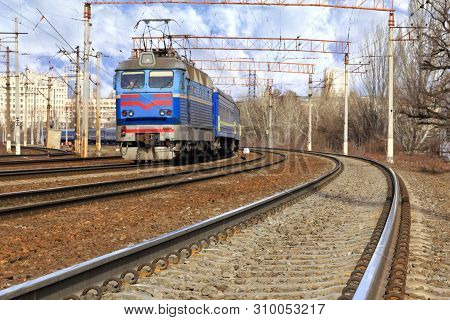 The Prospect Of Many Multi-lane Railways For Electric Trains With Overhead Power Lines In The Early 
