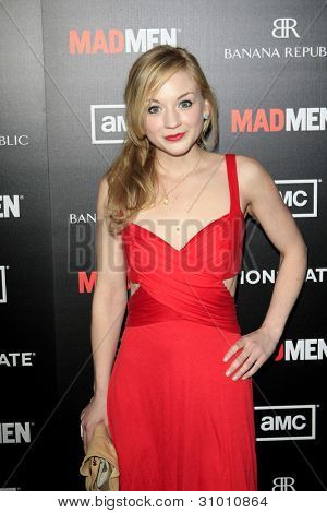 LOS ANGELES, CA - MAR 14: Emily Kinney přijíždí na AMC zvláštní screening 'Mad Men' sezóny 5 držel