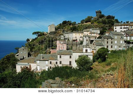 Nonza landsby med udsigt over havet. Corsica