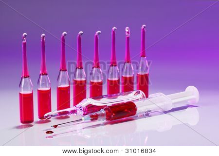 생생한 컬러로 레드 Ampules 및 주사기 정