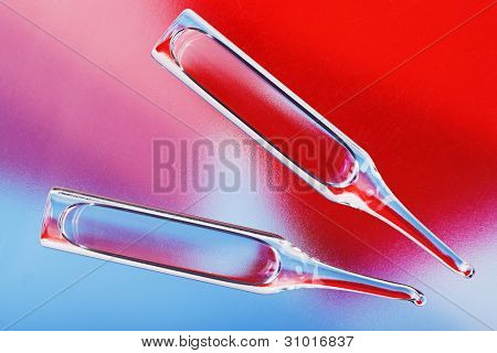 빨간색과 파란색 선명한 색상 배경에 의료 ampules