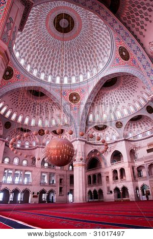 Zobacz Wnętrze meczetu Kocatepe w Ankara, Turkey