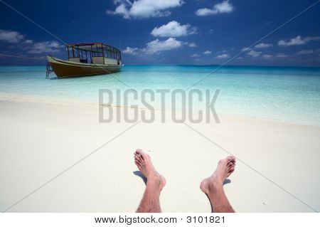 Seemann hat eine Pause am Strand