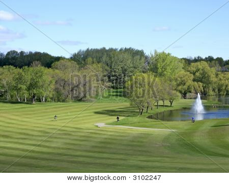 Andando em um campo de golfe coloridas
